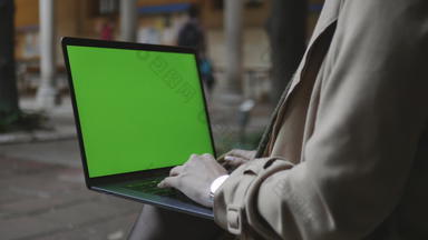 学生<strong>打字</strong>移动PC绿色屏幕女人手工作电脑在户外